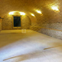 Salle vide mettant en avant l'architecture