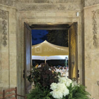 Voyage à travers 8 siècles d'histoire, des fondations templières au néo-classicisme.