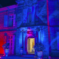 Éclairage architectural nocturne métamorphosant les façades historiques.