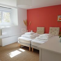 Chambre rouge 3 lits simples