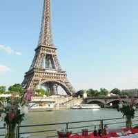 Buffet devant tour eiffel