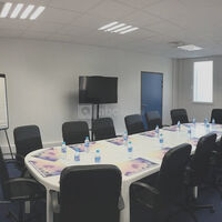 Salle de réunion Vincenzo en disposition U