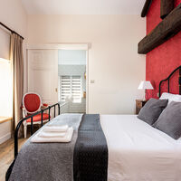 Chambre 1 : La suite Dahlias Rouges (chambre parentale)