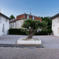 La cour du Cottage du Parc : à gauche, le bâtiment de la salle de réunion et centre bien-être; à droite le bâtiment des chambres