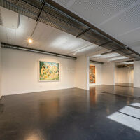 Galérie d'exposition baignée à la lumière du jour