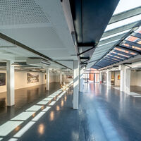 Galérie d'exposition baignée à la lumière du jour