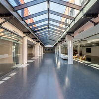 Galérie d'exposition baignée à la lumière du jour