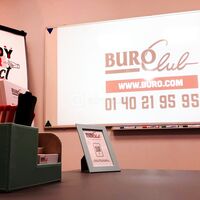 Tableau blanc, paperboard et vidéoprojecteur