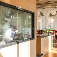 Entrée avec vue sur la cuisine