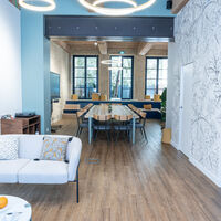 Salle de réunion communicante avec l'espace détente