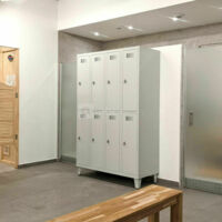 Vestiaire équipé de douche individuelles