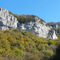 Falaise, sur le chemin de la cascade