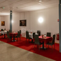 Côté droit près de la scène