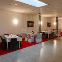 Côté gauche près de la scène