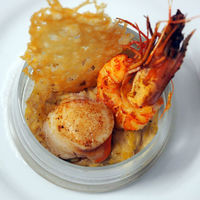 Verrine Fondue de Poireaux, Noix de Saint Jacques, Gambas et Tuile au Parmesan