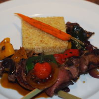 Brochette de Magret de Canard sauce Citron Confit Gingembre, Boulgour et Légumes Grillés