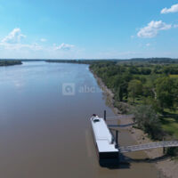 Vue aérienne de la péniche et du fleuve