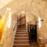 Salon principal escalier + cave coutée