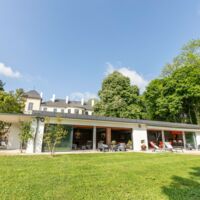 Jardin avec vue sur la piscine intérieure