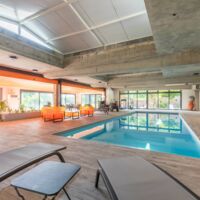 Piscine intérieure avec espace fitness