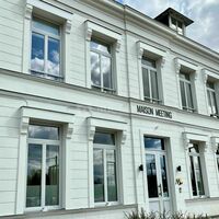 Façade la la maison avec grand parking devant