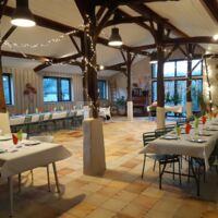 Salle avec banquet