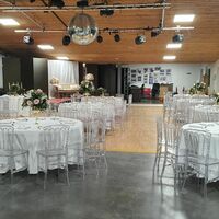 Tables rondes pour mariage, chaises transparentes en option