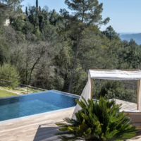 Vue sur la forêt et la mer