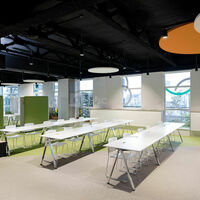 Le Pavillon Vert /Exemple de mise en place : En format école avec tables et chaises , vue sur la salle