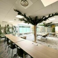 Salle de réunion sous-verrière, avec accès PMR