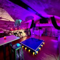 Notre Cave avec sa salle de spectacle, Karaoké, Formation, Soirées dansantes pour les petits comme pour les grands !