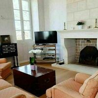 Salon côté jardin avec cheminée pour vos moments détente entre amis, collègues ou en famille