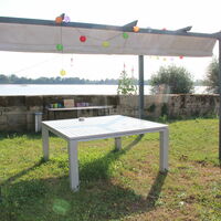 Table de repas / de réunion / de jeux avec vue sur la Dordogne à l'ombre de la pergola