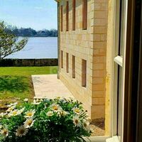 Vue sur la Dordogne depuis une des chambres avec jardin et terrasse plein Sud
