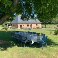 Jardin / espace repas extérieur sous la charmille