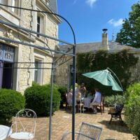 Terrasse exposée SO. Capacité 50 personnes.