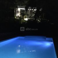 La piscine en été. éclairage du bassin
