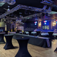Vue d'ensemble de la piste de danse transformée en buffet dînatoire