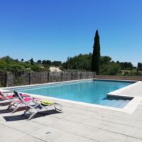 PIscine commune avec vue Alpilles