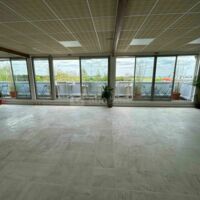Espace Events vide avec acces terrasse
