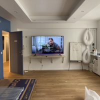 Salle de formation avec TV 4K 75″ connectée en filaire ou wifi avec AirPlay ou ChromeCast.