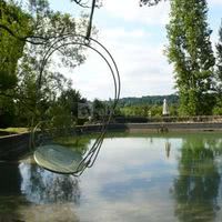 La balancelle au bord du bassin romantique