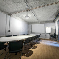 Espace 03 - Salle équipée d'un vidéoprojecteur, avec ou sans grande table centrale