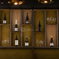 Salle de réunion avec bar à vin