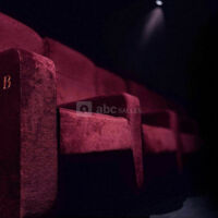 Les fauteuils larges, ultraconfortables, inclinables dans la majorité des salles du cinéma Les Variétés à Marseille, sont habillés d’un velours de couleur prune.