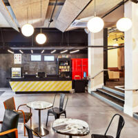 Dès l’entrée du cinéma Les Variétés, s’ouvre un hall d’accueil spacieux à l’ambiance musicale et conviviale. Un grand comptoir fait à la fois office de billetterie et de Grignoterie - Bar. Notre équip