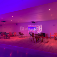 Salle avec video-projecteur ambiance soirée lounge