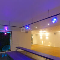 Vue du bar avec lumière d'ambiance personnalisable