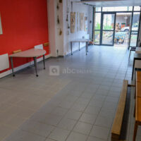 Salle principale avec accès cour