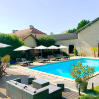 Piscine devant la salle d'évènement